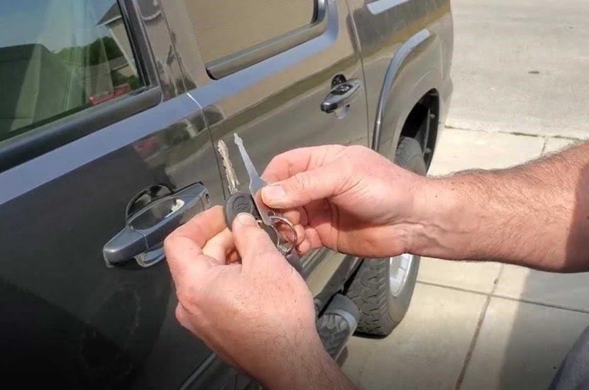 Cách mở cửa xe ô tô bằng chìa khóa đa dụng.