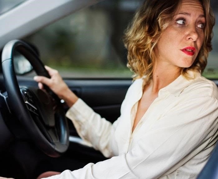 Kỹ năng nhìn điểm mù phía sau cũng là một trong những yếu tố quan trọng giúp bạn quay đầu xe an toàn.