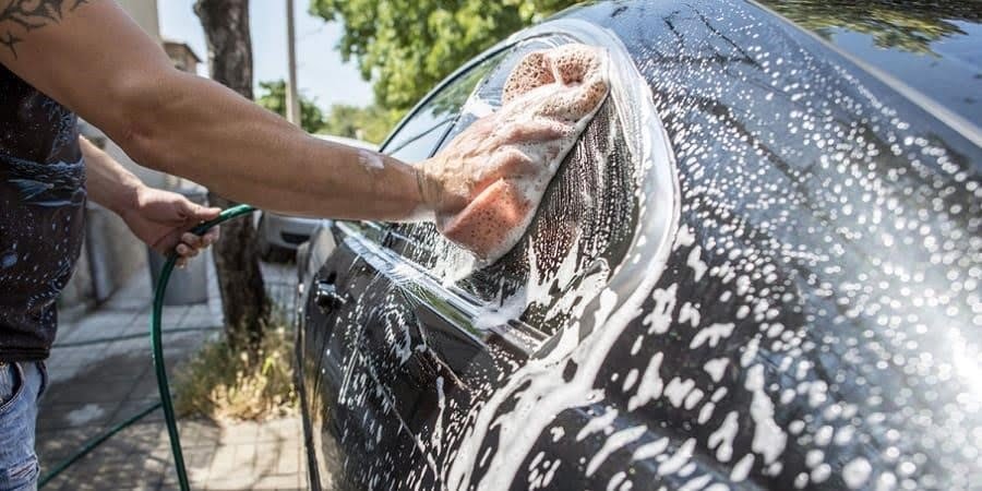 Các yêu cầu kỹ thuật đối với nước rửa kính xe ô tô bao gồm độ pH cân đối, không gây ảnh hưởng đến bề mặt kính, khả năng loại bỏ vết bẩn và bã nhờn một cách hiệu quả, đồng thời không gây ảnh hưởng đến sơn và các bộ phận khác của xe.