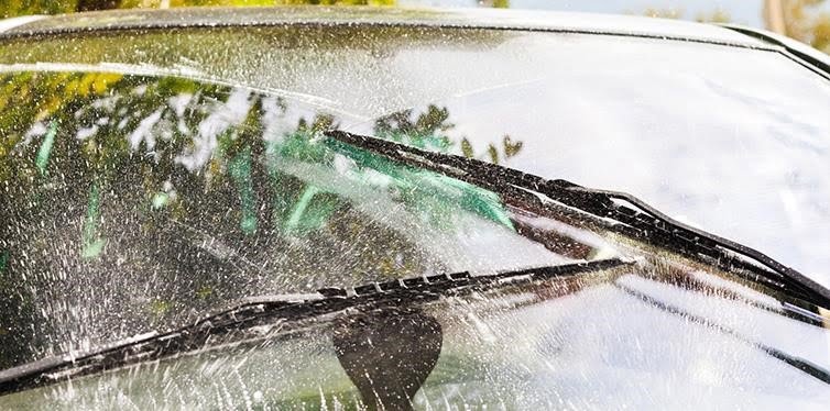 5. Lưu ý khi thay nước rửa kính xe ô tô, hãy chú ý đến việc sử dụng nước rửa chuyên dụng để đảm bảo hiệu quả làm sạch và tránh làm hỏng bề mặt kính.