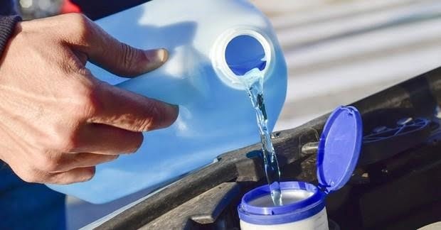 Sử dụng nước rửa kính chuyên dụng và nước trắng sẽ giúp loại bỏ các vết bụi, dầu mỡ và bám bẩn trên kính một cách hiệu quả, đồng thời giữ cho bề mặt kính luôn sáng bóng và trong suốt.