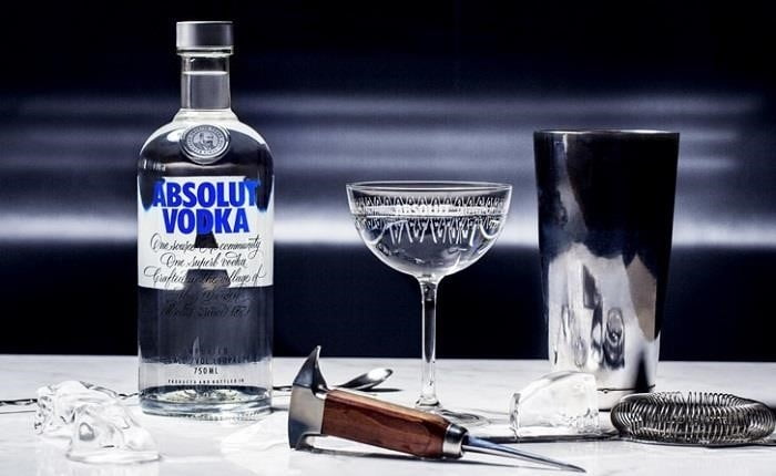 Sử dụng nước rửa bát và rượu vodka là hai phương pháp phổ biến để làm sạch và khử trùng bát đĩa và các vật dụng nhà bếp. Nước rửa bát giúp loại bỏ mỡ và các vết bẩn khó khăn, trong khi rượu vodka có khả năng diệt khuẩn và loại bỏ mùi hôi.