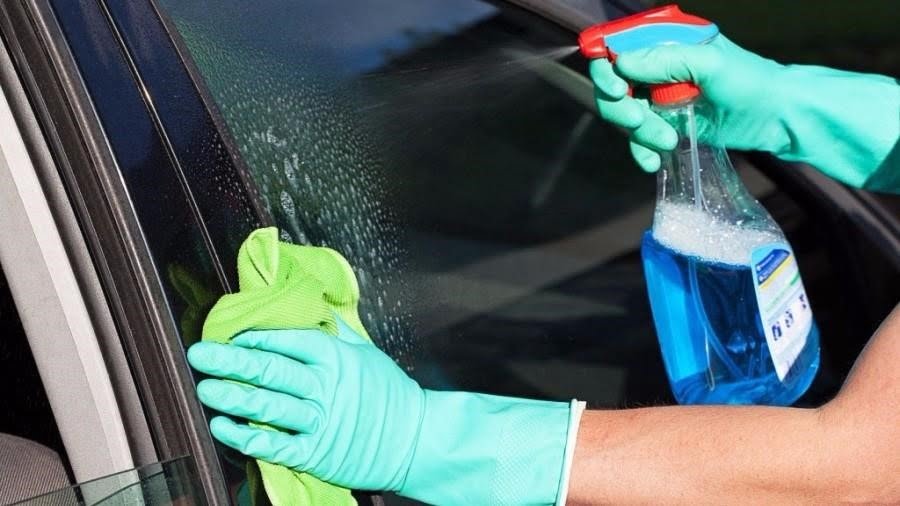 Nước rửa kính xe ô tô sử dụng trực tiếp là một loại dung dịch được thiết kế đặc biệt để loại bỏ bụi bẩn, vết bám và các tạp chất trên kính xe ô tô một cách hiệu quả.
