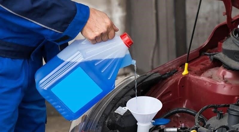 Nước rửa kính xe ô tô chưa pha loãng là loại dung dịch được sử dụng để làm sạch và làm sáng bề mặt kính trên xe ô tô, nó chưa được pha loãng với nước để đạt hiệu quả tốt nhất trong quá trình lau chùi.